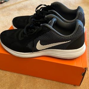Nike Men'd Revolution 3 Running Shoe - Black- 9.5